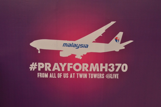 Panel kampanye #PRAYFORMH370 di depan Suria KLCC. Foto diambil lima hari setelah MH 370 menghilang dari peredaran.